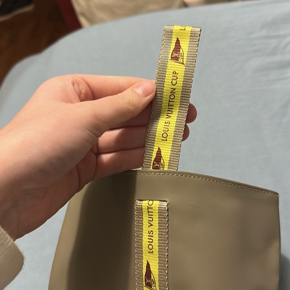 louis vuitton small wrist beach pouch - Picture 4 of 7